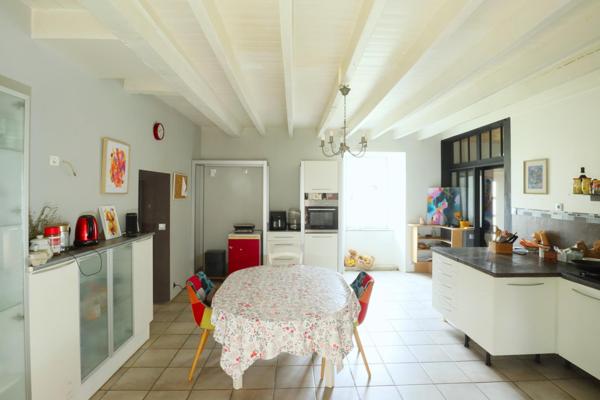 Maison 6 chambres avec nombreuses dépendances sur terrain de 10850m2