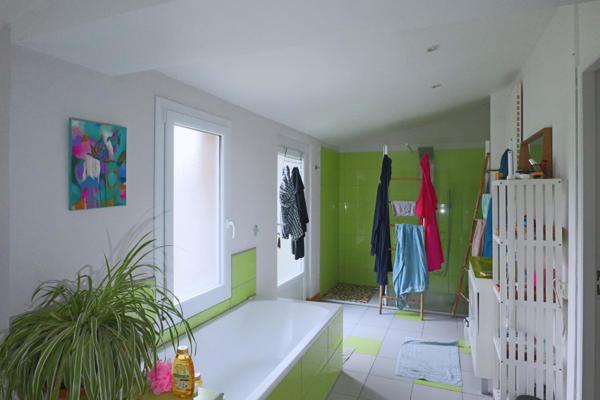 Maison 6 chambres avec nombreuses dépendances sur terrain de 10850m2