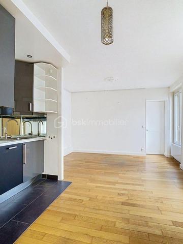 VINCENNES – T2 de 34m2 environ – Proche  RER A
Situé au 3ème et dernier étage, venez découvrir ce bel appartement T2, offrant confort et fonctionnalité dans un environnement calme.
Le logement se compose d'une entrée desservant une lumineuse pièce de vie avec cuisine ouverte, aménagée et entièrement équipée. 
L'appartement comprend également :
Une chambre spacieuse ;
Une salle de bains ;
Un WC séparé.
Charges mensuelles : 90 €
Localisation :
Idéalement situé à proximité des commerces, écoles et commodités. Le RER A est accessible en environ 7 minutes à pied et à seulement 2 minutes en voiture, facilitant vos déplacements vers Paris et les environs.
Cet appartement constitue une opportunité idéale pour une personne seule ou un couple recherchant un logement prêt à vivre dans un secteur dynamique et bien desservi.
Disponible immédiatement.
Pour tout renseignement complémentaire ou pour organiser une visite, contactez-nous dès maintenant.