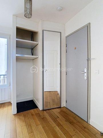 VINCENNES – T2 de 34m2 environ – Proche  RER A
Situé au 3ème et dernier étage, venez découvrir ce bel appartement T2, offrant confort et fonctionnalité dans un environnement calme.
Le logement se compose d'une entrée desservant une lumineuse pièce de vie avec cuisine ouverte, aménagée et entièrement équipée. 
L'appartement comprend également :
Une chambre spacieuse ;
Une salle de bains ;
Un WC séparé.
Charges mensuelles : 90 €
Localisation :
Idéalement situé à proximité des commerces, écoles et commodités. Le RER A est accessible en environ 7 minutes à pied et à seulement 2 minutes en voiture, facilitant vos déplacements vers Paris et les environs.
Cet appartement constitue une opportunité idéale pour une personne seule ou un couple recherchant un logement prêt à vivre dans un secteur dynamique et bien desservi.
Disponible immédiatement.
Pour tout renseignement complémentaire ou pour organiser une visite, contactez-nous dès maintenant.