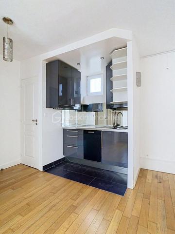 VINCENNES – T2 de 34m2 environ – Proche  RER A
Situé au 3ème et dernier étage, venez découvrir ce bel appartement T2, offrant confort et fonctionnalité dans un environnement calme.
Le logement se compose d'une entrée desservant une lumineuse pièce de vie avec cuisine ouverte, aménagée et entièrement équipée. 
L'appartement comprend également :
Une chambre spacieuse ;
Une salle de bains ;
Un WC séparé.
Charges mensuelles : 90 €
Localisation :
Idéalement situé à proximité des commerces, écoles et commodités. Le RER A est accessible en environ 7 minutes à pied et à seulement 2 minutes en voiture, facilitant vos déplacements vers Paris et les environs.
Cet appartement constitue une opportunité idéale pour une personne seule ou un couple recherchant un logement prêt à vivre dans un secteur dynamique et bien desservi.
Disponible immédiatement.
Pour tout renseignement complémentaire ou pour organiser une visite, contactez-nous dès maintenant.