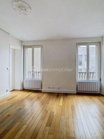 VINCENNES – T2 de 34m2 environ – Proche  RER A
Situé au 3ème et dernier étage, venez découvrir ce bel appartement T2, offrant confort et fonctionnalité dans un environnement calme.
Le logement se compose d'une entrée desservant une lumineuse pièce de vie avec cuisine ouverte, aménagée et entièrement équipée. 
L'appartement comprend également :
Une chambre spacieuse ;
Une salle de bains ;
Un WC séparé.
Charges mensuelles : 90 €
Localisation :
Idéalement situé à proximité des commerces, écoles et commodités. Le RER A est accessible en environ 7 minutes à pied et à seulement 2 minutes en voiture, facilitant vos déplacements vers Paris et les environs.
Cet appartement constitue une opportunité idéale pour une personne seule ou un couple recherchant un logement prêt à vivre dans un secteur dynamique et bien desservi.
Disponible immédiatement.
Pour tout renseignement complémentaire ou pour organiser une visite, contactez-nous dès maintenant.