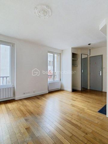 VINCENNES – T2 de 34m2 environ – Proche  RER A
Situé au 3ème et dernier étage, venez découvrir ce bel appartement T2, offrant confort et fonctionnalité dans un environnement calme.
Le logement se compose d'une entrée desservant une lumineuse pièce de vie avec cuisine ouverte, aménagée et entièrement équipée. 
L'appartement comprend également :
Une chambre spacieuse ;
Une salle de bains ;
Un WC séparé.
Charges mensuelles : 90 €
Localisation :
Idéalement situé à proximité des commerces, écoles et commodités. Le RER A est accessible en environ 7 minutes à pied et à seulement 2 minutes en voiture, facilitant vos déplacements vers Paris et les environs.
Cet appartement constitue une opportunité idéale pour une personne seule ou un couple recherchant un logement prêt à vivre dans un secteur dynamique et bien desservi.
Disponible immédiatement.
Pour tout renseignement complémentaire ou pour organiser une visite, contactez-nous dès maintenant.