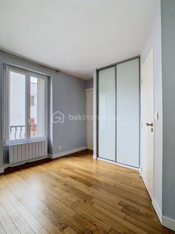 VINCENNES – T2 de 34m2 environ – Proche  RER A
Situé au 3ème et dernier étage, venez découvrir ce bel appartement T2, offrant confort et fonctionnalité dans un environnement calme.
Le logement se compose d'une entrée desservant une lumineuse pièce de vie avec cuisine ouverte, aménagée et entièrement équipée. 
L'appartement comprend également :
Une chambre spacieuse ;
Une salle de bains ;
Un WC séparé.
Charges mensuelles : 90 €
Localisation :
Idéalement situé à proximité des commerces, écoles et commodités. Le RER A est accessible en environ 7 minutes à pied et à seulement 2 minutes en voiture, facilitant vos déplacements vers Paris et les environs.
Cet appartement constitue une opportunité idéale pour une personne seule ou un couple recherchant un logement prêt à vivre dans un secteur dynamique et bien desservi.
Disponible immédiatement.
Pour tout renseignement complémentaire ou pour organiser une visite, contactez-nous dès maintenant.