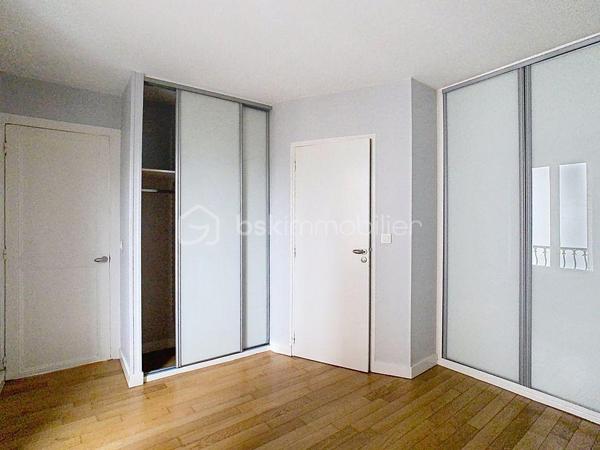 VINCENNES – T2 de 34m2 environ – Proche  RER A
Situé au 3ème et dernier étage, venez découvrir ce bel appartement T2, offrant confort et fonctionnalité dans un environnement calme.
Le logement se compose d'une entrée desservant une lumineuse pièce de vie avec cuisine ouverte, aménagée et entièrement équipée. 
L'appartement comprend également :
Une chambre spacieuse ;
Une salle de bains ;
Un WC séparé.
Charges mensuelles : 90 €
Localisation :
Idéalement situé à proximité des commerces, écoles et commodités. Le RER A est accessible en environ 7 minutes à pied et à seulement 2 minutes en voiture, facilitant vos déplacements vers Paris et les environs.
Cet appartement constitue une opportunité idéale pour une personne seule ou un couple recherchant un logement prêt à vivre dans un secteur dynamique et bien desservi.
Disponible immédiatement.
Pour tout renseignement complémentaire ou pour organiser une visite, contactez-nous dès maintenant.