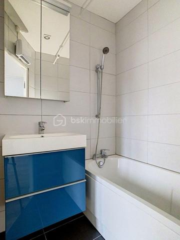 VINCENNES – T2 de 34m2 environ – Proche  RER A
Situé au 3ème et dernier étage, venez découvrir ce bel appartement T2, offrant confort et fonctionnalité dans un environnement calme.
Le logement se compose d'une entrée desservant une lumineuse pièce de vie avec cuisine ouverte, aménagée et entièrement équipée. 
L'appartement comprend également :
Une chambre spacieuse ;
Une salle de bains ;
Un WC séparé.
Charges mensuelles : 90 €
Localisation :
Idéalement situé à proximité des commerces, écoles et commodités. Le RER A est accessible en environ 7 minutes à pied et à seulement 2 minutes en voiture, facilitant vos déplacements vers Paris et les environs.
Cet appartement constitue une opportunité idéale pour une personne seule ou un couple recherchant un logement prêt à vivre dans un secteur dynamique et bien desservi.
Disponible immédiatement.
Pour tout renseignement complémentaire ou pour organiser une visite, contactez-nous dès maintenant.