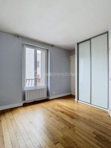 VINCENNES – T2 de 34m2 environ – Proche  RER A
Situé au 3ème et dernier étage, venez découvrir ce bel appartement T2, offrant confort et fonctionnalité dans un environnement calme.
Le logement se compose d'une entrée desservant une lumineuse pièce de vie avec cuisine ouverte, aménagée et entièrement équipée. 
L'appartement comprend également :
Une chambre spacieuse ;
Une salle de bains ;
Un WC séparé.
Charges mensuelles : 90 €
Localisation :
Idéalement situé à proximité des commerces, écoles et commodités. Le RER A est accessible en environ 7 minutes à pied et à seulement 2 minutes en voiture, facilitant vos déplacements vers Paris et les environs.
Cet appartement constitue une opportunité idéale pour une personne seule ou un couple recherchant un logement prêt à vivre dans un secteur dynamique et bien desservi.
Disponible immédiatement.
Pour tout renseignement complémentaire ou pour organiser une visite, contactez-nous dès maintenant.