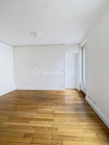 VINCENNES – T2 de 34m2 environ – Proche  RER A
Situé au 3ème et dernier étage, venez découvrir ce bel appartement T2, offrant confort et fonctionnalité dans un environnement calme.
Le logement se compose d'une entrée desservant une lumineuse pièce de vie avec cuisine ouverte, aménagée et entièrement équipée. 
L'appartement comprend également :
Une chambre spacieuse ;
Une salle de bains ;
Un WC séparé.
Charges mensuelles : 90 €
Localisation :
Idéalement situé à proximité des commerces, écoles et commodités. Le RER A est accessible en environ 7 minutes à pied et à seulement 2 minutes en voiture, facilitant vos déplacements vers Paris et les environs.
Cet appartement constitue une opportunité idéale pour une personne seule ou un couple recherchant un logement prêt à vivre dans un secteur dynamique et bien desservi.
Disponible immédiatement.
Pour tout renseignement complémentaire ou pour organiser une visite, contactez-nous dès maintenant.
