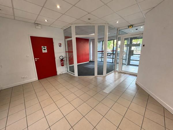 TOURS CENTRE GARE BUREAUX COMMERCIAUX DE 97 M² ET 3 PARKINGS