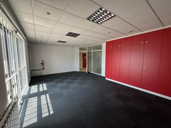 TOURS CENTRE GARE BUREAUX COMMERCIAUX DE 97 M² ET 3 PARKINGS