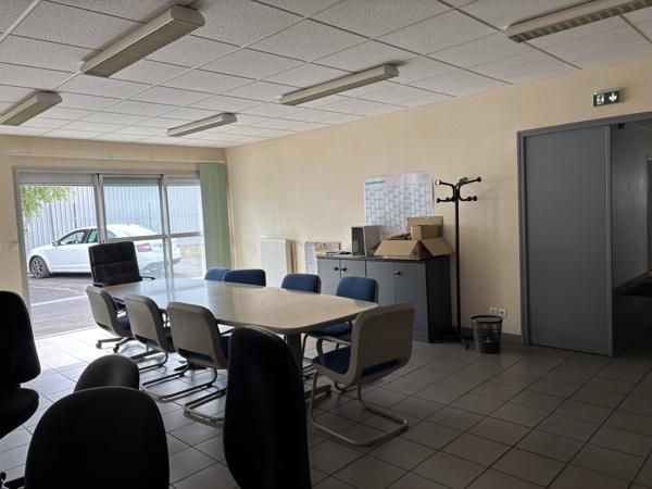 Local d'activté avec bureaux et parking