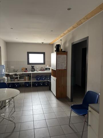 Local d'activté avec bureaux et parking