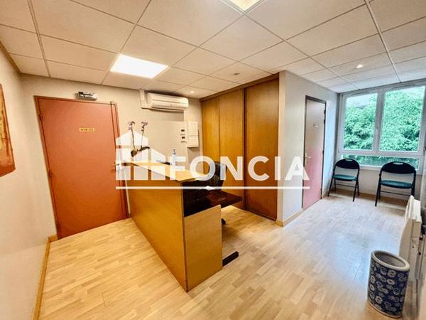 Location Local commercial 3 pièces 100 m² - 704 AVENUE ROGER SALENGRO Chaville 92370