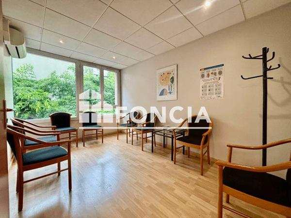 Location Local commercial 3 pièces 100 m² - 704 AVENUE ROGER SALENGRO Chaville 92370