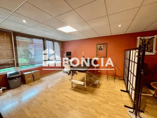 Location Local commercial 3 pièces 100 m² - 704 AVENUE ROGER SALENGRO Chaville 92370