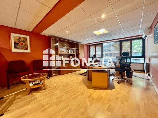 Location Local commercial 3 pièces 100 m² - 704 AVENUE ROGER SALENGRO Chaville 92370