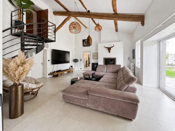 Maison
         8 pièces
        - 265 m²