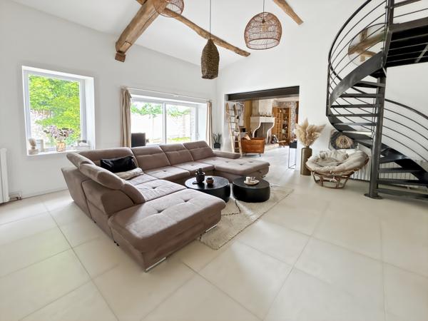 Maison
         8 pièces
        - 265 m²