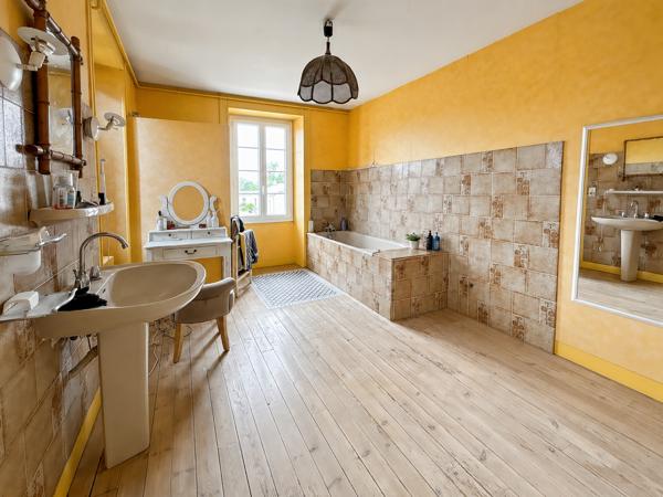 Maison
         8 pièces
        - 265 m²