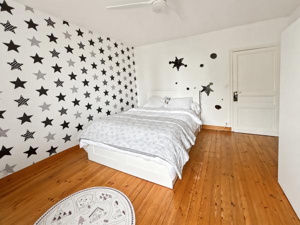 Maison
         8 pièces
        - 265 m²