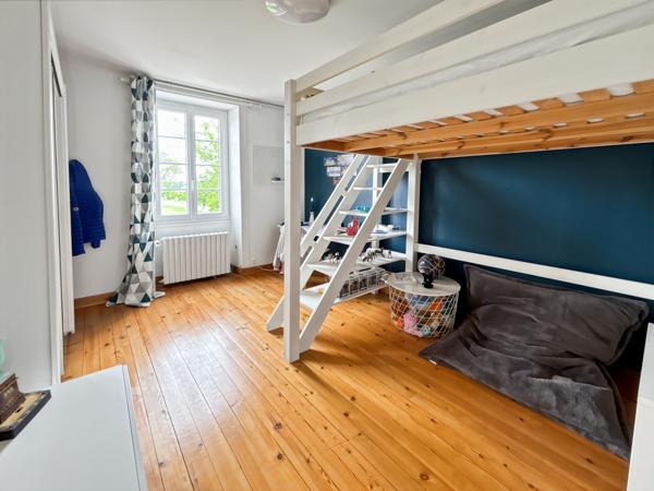 Maison
         8 pièces
        - 265 m²