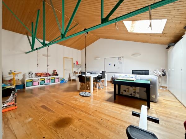 Maison
         8 pièces
        - 265 m²