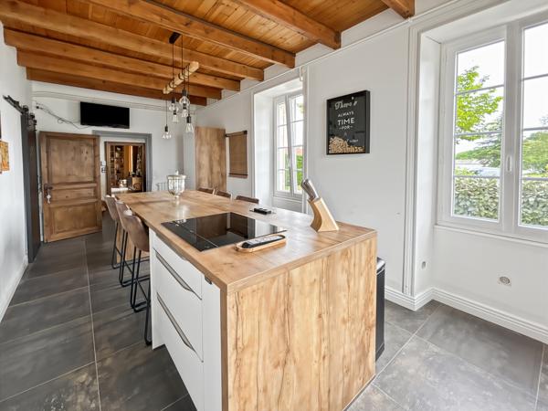 Maison
         8 pièces
        - 265 m²