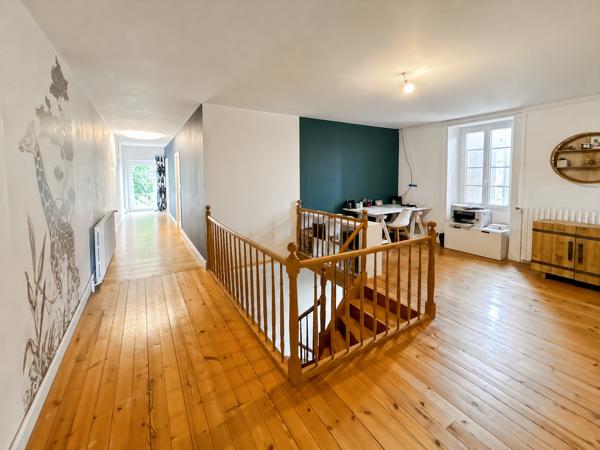 Maison
         8 pièces
        - 265 m²