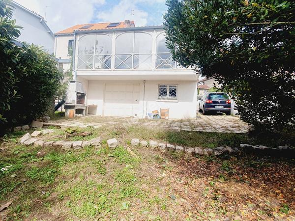 Orvault Vallée : EN VENTE Maison familiale au calme, sur la vallée du Cens, 124 m², 3 chambres et bureau, sous sol aménageable, garage. Jardin exposé Sud.