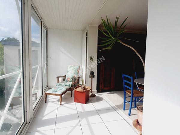 Orvault Vallée : EN VENTE Maison familiale au calme, sur la vallée du Cens, 124 m², 3 chambres et bureau, sous sol aménageable, garage. Jardin exposé Sud.