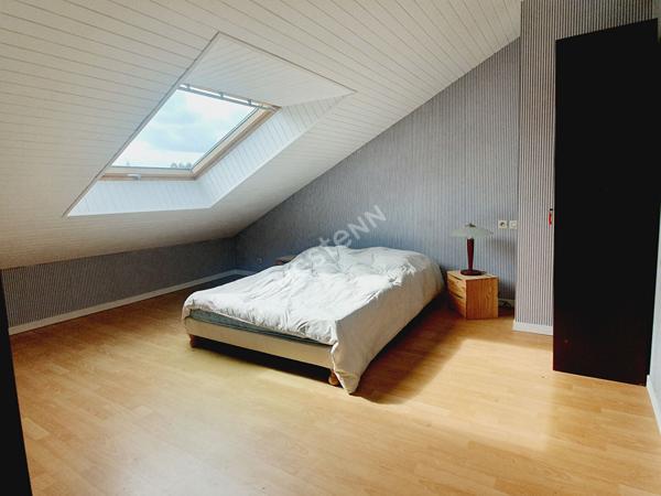 Orvault Vallée : EN VENTE Maison familiale au calme, sur la vallée du Cens, 124 m², 3 chambres et bureau, sous sol aménageable, garage. Jardin exposé Sud.