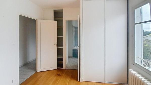 Olivet Sud. Idéal investisseur ou résidence principale. Appartement 4 chambres avec jardin 150m2, 1 stationnement et balcon privatifs + cour partagée 295m2