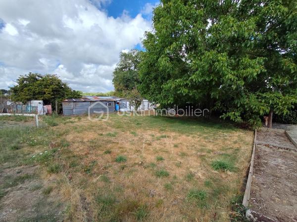 Idéalement situé à proximité de la zone de Luscanen, terrain PLAT constructible non viabilisé d'environ 274m2.
Zone Ub du PLU avec coefficient d'emprise au sol de 60%.
Assainissement collectif à proximité
Proximité des commerces