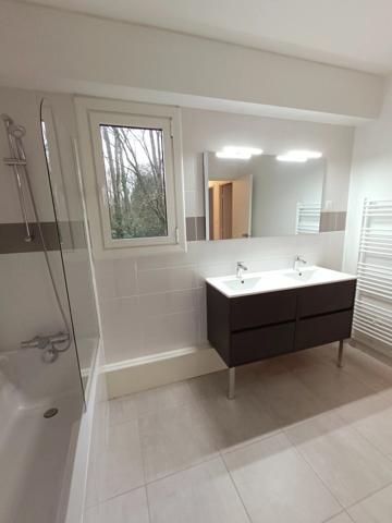 Location                                                      Appartement
                        
                     3 pièces                      86 m2                     à Nantes
