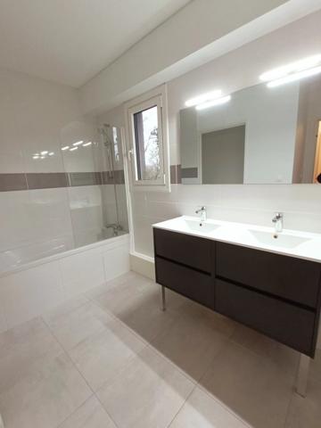 Location                                                      Appartement
                        
                     3 pièces                      86 m2                     à Nantes