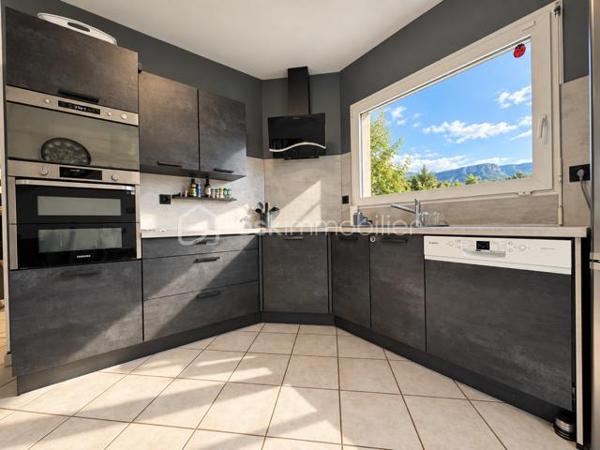 BSK Immobilier vous propose cette maison familiale située dans un environnement champêtre et particulièrement calme, offrant un cadre de vie paisible tout en restant à proximité des commodités.

D’une surface habitable de 132 m², elle est édifiée sur un terrain entièrement clos de 1 492 m², exposé plein sud et agrémenté d’une piscine de 7 × 4 mètres.

La maison s’organise sur plusieurs niveaux.

Dès l’entrée, vous découvrirez un placard à deux vantaux. L’espace de vie se compose d’un agréable séjour de 34,50 m² et d’une cuisine équipée de 10,50 m², installée en 2024. Celle-ci comprend un lave-vaisselle, une plaque de cuisson, une hotte, un four et un micro-ondes, avec un accès direct à la terrasse.

En demi-niveau, la partie nuit climatisée accueille trois chambres de 11,30 m², 11,30 m² et 13,40 m². Les trois chambres disposent d’un sol en parquet et de placards. L’une d’elles bénéficie également d’une porte-fenêtre donnant directement sur l’extérieur.

Ce niveau comprend également une salle de bains de 7,40 m² avec baignoire, double vasque, sèche-serviettes et dressing, une salle d’eau de 2,90 m² avec douche et vasque, ainsi qu’un WC suspendu indépendant de 1,30 m².

Au sous-sol, vous bénéficierez d’une quatrième chambre carrelée de 11,10 m², d’une buanderie de 8 m² et d’une salle d’eau de 2,30 m² comprenant une douche, une vasque et un WC. Un garage de 30 m² complète ce niveau.

La propriété dispose également d’une cave d’environ 30 m², dont le sol est en partie carrelé et en partie en terre battue, ainsi que d’un petit abri extérieur.

Côté équipements, la maison bénéficie de menuiseries en PVC double vitrage, de volets roulants sur l’ensemble des ouvertures et d’un chauffage électrique au sol. La production d’eau chaude est assurée par un ballon de 300 litres, remplacé en 2024. Un conduit de cheminée permet également d’envisager l’installation d’un poêle à bois ou d’un autre mode de chauffage complémentaire.

Le portail électrique, le digicode et le système d’alarme apportent confort et sécurité. Trois points d’eau extérieurs facilitent l’entretien du terrain.

La maison est raccordée au tout-à-l’égout et à la fibre optique.

Taxe foncière : 1 692 €.

Une maison spacieuse et fonctionnelle, idéale pour les personnes recherchant le calme, de beaux volumes et un agréable cadre de vie à la campagne, sans être isolées.
A visiter sans tarder !!!