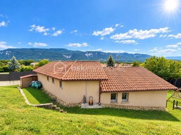 BSK Immobilier vous propose cette maison familiale située dans un environnement champêtre et particulièrement calme, offrant un cadre de vie paisible tout en restant à proximité des commodités.

D’une surface habitable de 132 m², elle est édifiée sur un terrain entièrement clos de 1 492 m², exposé plein sud et agrémenté d’une piscine de 7 × 4 mètres.

La maison s’organise sur plusieurs niveaux.

Dès l’entrée, vous découvrirez un placard à deux vantaux. L’espace de vie se compose d’un agréable séjour de 34,50 m² et d’une cuisine équipée de 10,50 m², installée en 2024. Celle-ci comprend un lave-vaisselle, une plaque de cuisson, une hotte, un four et un micro-ondes, avec un accès direct à la terrasse.

En demi-niveau, la partie nuit climatisée accueille trois chambres de 11,30 m², 11,30 m² et 13,40 m². Les trois chambres disposent d’un sol en parquet et de placards. L’une d’elles bénéficie également d’une porte-fenêtre donnant directement sur l’extérieur.

Ce niveau comprend également une salle de bains de 7,40 m² avec baignoire, double vasque, sèche-serviettes et dressing, une salle d’eau de 2,90 m² avec douche et vasque, ainsi qu’un WC suspendu indépendant de 1,30 m².

Au sous-sol, vous bénéficierez d’une quatrième chambre carrelée de 11,10 m², d’une buanderie de 8 m² et d’une salle d’eau de 2,30 m² comprenant une douche, une vasque et un WC. Un garage de 30 m² complète ce niveau.

La propriété dispose également d’une cave d’environ 30 m², dont le sol est en partie carrelé et en partie en terre battue, ainsi que d’un petit abri extérieur.

Côté équipements, la maison bénéficie de menuiseries en PVC double vitrage, de volets roulants sur l’ensemble des ouvertures et d’un chauffage électrique au sol. La production d’eau chaude est assurée par un ballon de 300 litres, remplacé en 2024. Un conduit de cheminée permet également d’envisager l’installation d’un poêle à bois ou d’un autre mode de chauffage complémentaire.

Le portail électrique, le digicode et le système d’alarme apportent confort et sécurité. Trois points d’eau extérieurs facilitent l’entretien du terrain.

La maison est raccordée au tout-à-l’égout et à la fibre optique.

Taxe foncière : 1 692 €.

Une maison spacieuse et fonctionnelle, idéale pour les personnes recherchant le calme, de beaux volumes et un agréable cadre de vie à la campagne, sans être isolées.
A visiter sans tarder !!!