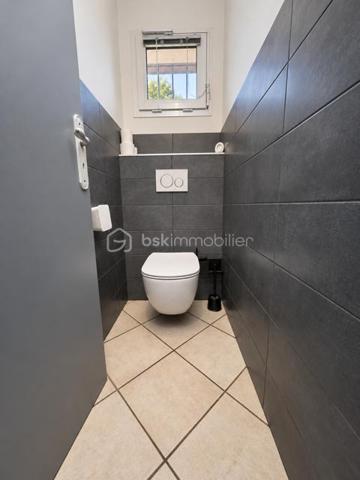 BSK Immobilier vous propose cette maison familiale située dans un environnement champêtre et particulièrement calme, offrant un cadre de vie paisible tout en restant à proximité des commodités.

D’une surface habitable de 132 m², elle est édifiée sur un terrain entièrement clos de 1 492 m², exposé plein sud et agrémenté d’une piscine de 7 × 4 mètres.

La maison s’organise sur plusieurs niveaux.

Dès l’entrée, vous découvrirez un placard à deux vantaux. L’espace de vie se compose d’un agréable séjour de 34,50 m² et d’une cuisine équipée de 10,50 m², installée en 2024. Celle-ci comprend un lave-vaisselle, une plaque de cuisson, une hotte, un four et un micro-ondes, avec un accès direct à la terrasse.

En demi-niveau, la partie nuit climatisée accueille trois chambres de 11,30 m², 11,30 m² et 13,40 m². Les trois chambres disposent d’un sol en parquet et de placards. L’une d’elles bénéficie également d’une porte-fenêtre donnant directement sur l’extérieur.

Ce niveau comprend également une salle de bains de 7,40 m² avec baignoire, double vasque, sèche-serviettes et dressing, une salle d’eau de 2,90 m² avec douche et vasque, ainsi qu’un WC suspendu indépendant de 1,30 m².

Au sous-sol, vous bénéficierez d’une quatrième chambre carrelée de 11,10 m², d’une buanderie de 8 m² et d’une salle d’eau de 2,30 m² comprenant une douche, une vasque et un WC. Un garage de 30 m² complète ce niveau.

La propriété dispose également d’une cave d’environ 30 m², dont le sol est en partie carrelé et en partie en terre battue, ainsi que d’un petit abri extérieur.

Côté équipements, la maison bénéficie de menuiseries en PVC double vitrage, de volets roulants sur l’ensemble des ouvertures et d’un chauffage électrique au sol. La production d’eau chaude est assurée par un ballon de 300 litres, remplacé en 2024. Un conduit de cheminée permet également d’envisager l’installation d’un poêle à bois ou d’un autre mode de chauffage complémentaire.

Le portail électrique, le digicode et le système d’alarme apportent confort et sécurité. Trois points d’eau extérieurs facilitent l’entretien du terrain.

La maison est raccordée au tout-à-l’égout et à la fibre optique.

Taxe foncière : 1 692 €.

Une maison spacieuse et fonctionnelle, idéale pour les personnes recherchant le calme, de beaux volumes et un agréable cadre de vie à la campagne, sans être isolées.
A visiter sans tarder !!!