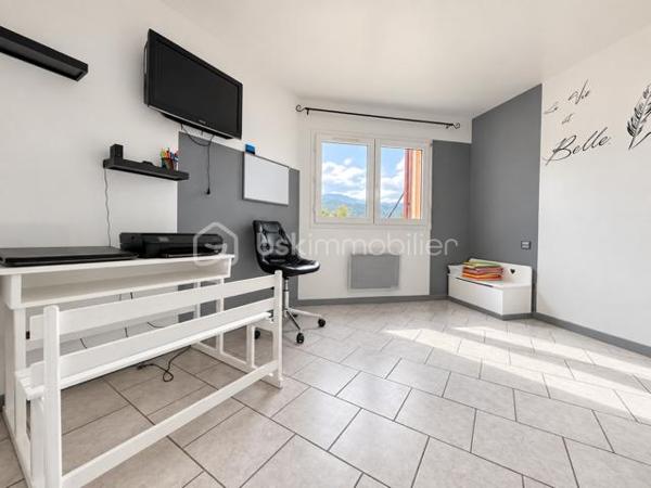 BSK Immobilier vous propose cette maison familiale située dans un environnement champêtre et particulièrement calme, offrant un cadre de vie paisible tout en restant à proximité des commodités.

D’une surface habitable de 132 m², elle est édifiée sur un terrain entièrement clos de 1 492 m², exposé plein sud et agrémenté d’une piscine de 7 × 4 mètres.

La maison s’organise sur plusieurs niveaux.

Dès l’entrée, vous découvrirez un placard à deux vantaux. L’espace de vie se compose d’un agréable séjour de 34,50 m² et d’une cuisine équipée de 10,50 m², installée en 2024. Celle-ci comprend un lave-vaisselle, une plaque de cuisson, une hotte, un four et un micro-ondes, avec un accès direct à la terrasse.

En demi-niveau, la partie nuit climatisée accueille trois chambres de 11,30 m², 11,30 m² et 13,40 m². Les trois chambres disposent d’un sol en parquet et de placards. L’une d’elles bénéficie également d’une porte-fenêtre donnant directement sur l’extérieur.

Ce niveau comprend également une salle de bains de 7,40 m² avec baignoire, double vasque, sèche-serviettes et dressing, une salle d’eau de 2,90 m² avec douche et vasque, ainsi qu’un WC suspendu indépendant de 1,30 m².

Au sous-sol, vous bénéficierez d’une quatrième chambre carrelée de 11,10 m², d’une buanderie de 8 m² et d’une salle d’eau de 2,30 m² comprenant une douche, une vasque et un WC. Un garage de 30 m² complète ce niveau.

La propriété dispose également d’une cave d’environ 30 m², dont le sol est en partie carrelé et en partie en terre battue, ainsi que d’un petit abri extérieur.

Côté équipements, la maison bénéficie de menuiseries en PVC double vitrage, de volets roulants sur l’ensemble des ouvertures et d’un chauffage électrique au sol. La production d’eau chaude est assurée par un ballon de 300 litres, remplacé en 2024. Un conduit de cheminée permet également d’envisager l’installation d’un poêle à bois ou d’un autre mode de chauffage complémentaire.

Le portail électrique, le digicode et le système d’alarme apportent confort et sécurité. Trois points d’eau extérieurs facilitent l’entretien du terrain.

La maison est raccordée au tout-à-l’égout et à la fibre optique.

Taxe foncière : 1 692 €.

Une maison spacieuse et fonctionnelle, idéale pour les personnes recherchant le calme, de beaux volumes et un agréable cadre de vie à la campagne, sans être isolées.
A visiter sans tarder !!!