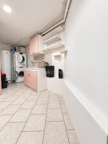 BSK Immobilier vous propose cette maison familiale située dans un environnement champêtre et particulièrement calme, offrant un cadre de vie paisible tout en restant à proximité des commodités.

D’une surface habitable de 132 m², elle est édifiée sur un terrain entièrement clos de 1 492 m², exposé plein sud et agrémenté d’une piscine de 7 × 4 mètres.

La maison s’organise sur plusieurs niveaux.

Dès l’entrée, vous découvrirez un placard à deux vantaux. L’espace de vie se compose d’un agréable séjour de 34,50 m² et d’une cuisine équipée de 10,50 m², installée en 2024. Celle-ci comprend un lave-vaisselle, une plaque de cuisson, une hotte, un four et un micro-ondes, avec un accès direct à la terrasse.

En demi-niveau, la partie nuit climatisée accueille trois chambres de 11,30 m², 11,30 m² et 13,40 m². Les trois chambres disposent d’un sol en parquet et de placards. L’une d’elles bénéficie également d’une porte-fenêtre donnant directement sur l’extérieur.

Ce niveau comprend également une salle de bains de 7,40 m² avec baignoire, double vasque, sèche-serviettes et dressing, une salle d’eau de 2,90 m² avec douche et vasque, ainsi qu’un WC suspendu indépendant de 1,30 m².

Au sous-sol, vous bénéficierez d’une quatrième chambre carrelée de 11,10 m², d’une buanderie de 8 m² et d’une salle d’eau de 2,30 m² comprenant une douche, une vasque et un WC. Un garage de 30 m² complète ce niveau.

La propriété dispose également d’une cave d’environ 30 m², dont le sol est en partie carrelé et en partie en terre battue, ainsi que d’un petit abri extérieur.

Côté équipements, la maison bénéficie de menuiseries en PVC double vitrage, de volets roulants sur l’ensemble des ouvertures et d’un chauffage électrique au sol. La production d’eau chaude est assurée par un ballon de 300 litres, remplacé en 2024. Un conduit de cheminée permet également d’envisager l’installation d’un poêle à bois ou d’un autre mode de chauffage complémentaire.

Le portail électrique, le digicode et le système d’alarme apportent confort et sécurité. Trois points d’eau extérieurs facilitent l’entretien du terrain.

La maison est raccordée au tout-à-l’égout et à la fibre optique.

Taxe foncière : 1 692 €.

Une maison spacieuse et fonctionnelle, idéale pour les personnes recherchant le calme, de beaux volumes et un agréable cadre de vie à la campagne, sans être isolées.
A visiter sans tarder !!!