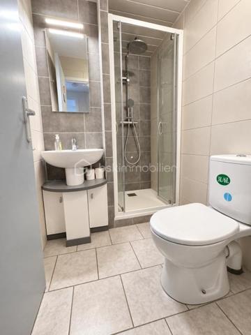BSK Immobilier vous propose cette maison familiale située dans un environnement champêtre et particulièrement calme, offrant un cadre de vie paisible tout en restant à proximité des commodités.

D’une surface habitable de 132 m², elle est édifiée sur un terrain entièrement clos de 1 492 m², exposé plein sud et agrémenté d’une piscine de 7 × 4 mètres.

La maison s’organise sur plusieurs niveaux.

Dès l’entrée, vous découvrirez un placard à deux vantaux. L’espace de vie se compose d’un agréable séjour de 34,50 m² et d’une cuisine équipée de 10,50 m², installée en 2024. Celle-ci comprend un lave-vaisselle, une plaque de cuisson, une hotte, un four et un micro-ondes, avec un accès direct à la terrasse.

En demi-niveau, la partie nuit climatisée accueille trois chambres de 11,30 m², 11,30 m² et 13,40 m². Les trois chambres disposent d’un sol en parquet et de placards. L’une d’elles bénéficie également d’une porte-fenêtre donnant directement sur l’extérieur.

Ce niveau comprend également une salle de bains de 7,40 m² avec baignoire, double vasque, sèche-serviettes et dressing, une salle d’eau de 2,90 m² avec douche et vasque, ainsi qu’un WC suspendu indépendant de 1,30 m².

Au sous-sol, vous bénéficierez d’une quatrième chambre carrelée de 11,10 m², d’une buanderie de 8 m² et d’une salle d’eau de 2,30 m² comprenant une douche, une vasque et un WC. Un garage de 30 m² complète ce niveau.

La propriété dispose également d’une cave d’environ 30 m², dont le sol est en partie carrelé et en partie en terre battue, ainsi que d’un petit abri extérieur.

Côté équipements, la maison bénéficie de menuiseries en PVC double vitrage, de volets roulants sur l’ensemble des ouvertures et d’un chauffage électrique au sol. La production d’eau chaude est assurée par un ballon de 300 litres, remplacé en 2024. Un conduit de cheminée permet également d’envisager l’installation d’un poêle à bois ou d’un autre mode de chauffage complémentaire.

Le portail électrique, le digicode et le système d’alarme apportent confort et sécurité. Trois points d’eau extérieurs facilitent l’entretien du terrain.

La maison est raccordée au tout-à-l’égout et à la fibre optique.

Taxe foncière : 1 692 €.

Une maison spacieuse et fonctionnelle, idéale pour les personnes recherchant le calme, de beaux volumes et un agréable cadre de vie à la campagne, sans être isolées.
A visiter sans tarder !!!