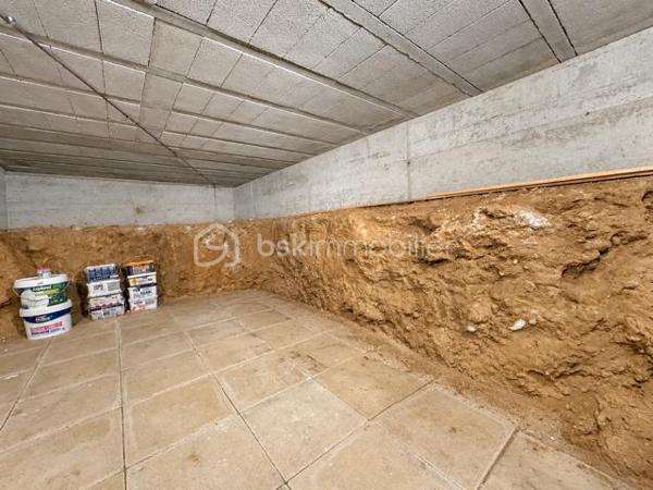 BSK Immobilier vous propose cette maison familiale située dans un environnement champêtre et particulièrement calme, offrant un cadre de vie paisible tout en restant à proximité des commodités.

D’une surface habitable de 132 m², elle est édifiée sur un terrain entièrement clos de 1 492 m², exposé plein sud et agrémenté d’une piscine de 7 × 4 mètres.

La maison s’organise sur plusieurs niveaux.

Dès l’entrée, vous découvrirez un placard à deux vantaux. L’espace de vie se compose d’un agréable séjour de 34,50 m² et d’une cuisine équipée de 10,50 m², installée en 2024. Celle-ci comprend un lave-vaisselle, une plaque de cuisson, une hotte, un four et un micro-ondes, avec un accès direct à la terrasse.

En demi-niveau, la partie nuit climatisée accueille trois chambres de 11,30 m², 11,30 m² et 13,40 m². Les trois chambres disposent d’un sol en parquet et de placards. L’une d’elles bénéficie également d’une porte-fenêtre donnant directement sur l’extérieur.

Ce niveau comprend également une salle de bains de 7,40 m² avec baignoire, double vasque, sèche-serviettes et dressing, une salle d’eau de 2,90 m² avec douche et vasque, ainsi qu’un WC suspendu indépendant de 1,30 m².

Au sous-sol, vous bénéficierez d’une quatrième chambre carrelée de 11,10 m², d’une buanderie de 8 m² et d’une salle d’eau de 2,30 m² comprenant une douche, une vasque et un WC. Un garage de 30 m² complète ce niveau.

La propriété dispose également d’une cave d’environ 30 m², dont le sol est en partie carrelé et en partie en terre battue, ainsi que d’un petit abri extérieur.

Côté équipements, la maison bénéficie de menuiseries en PVC double vitrage, de volets roulants sur l’ensemble des ouvertures et d’un chauffage électrique au sol. La production d’eau chaude est assurée par un ballon de 300 litres, remplacé en 2024. Un conduit de cheminée permet également d’envisager l’installation d’un poêle à bois ou d’un autre mode de chauffage complémentaire.

Le portail électrique, le digicode et le système d’alarme apportent confort et sécurité. Trois points d’eau extérieurs facilitent l’entretien du terrain.

La maison est raccordée au tout-à-l’égout et à la fibre optique.

Taxe foncière : 1 692 €.

Une maison spacieuse et fonctionnelle, idéale pour les personnes recherchant le calme, de beaux volumes et un agréable cadre de vie à la campagne, sans être isolées.
A visiter sans tarder !!!