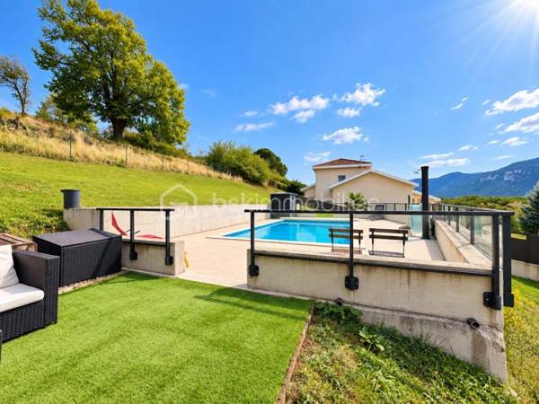 BSK Immobilier vous propose cette maison familiale située dans un environnement champêtre et particulièrement calme, offrant un cadre de vie paisible tout en restant à proximité des commodités.

D’une surface habitable de 132 m², elle est édifiée sur un terrain entièrement clos de 1 492 m², exposé plein sud et agrémenté d’une piscine de 7 × 4 mètres.

La maison s’organise sur plusieurs niveaux.

Dès l’entrée, vous découvrirez un placard à deux vantaux. L’espace de vie se compose d’un agréable séjour de 34,50 m² et d’une cuisine équipée de 10,50 m², installée en 2024. Celle-ci comprend un lave-vaisselle, une plaque de cuisson, une hotte, un four et un micro-ondes, avec un accès direct à la terrasse.

En demi-niveau, la partie nuit climatisée accueille trois chambres de 11,30 m², 11,30 m² et 13,40 m². Les trois chambres disposent d’un sol en parquet et de placards. L’une d’elles bénéficie également d’une porte-fenêtre donnant directement sur l’extérieur.

Ce niveau comprend également une salle de bains de 7,40 m² avec baignoire, double vasque, sèche-serviettes et dressing, une salle d’eau de 2,90 m² avec douche et vasque, ainsi qu’un WC suspendu indépendant de 1,30 m².

Au sous-sol, vous bénéficierez d’une quatrième chambre carrelée de 11,10 m², d’une buanderie de 8 m² et d’une salle d’eau de 2,30 m² comprenant une douche, une vasque et un WC. Un garage de 30 m² complète ce niveau.

La propriété dispose également d’une cave d’environ 30 m², dont le sol est en partie carrelé et en partie en terre battue, ainsi que d’un petit abri extérieur.

Côté équipements, la maison bénéficie de menuiseries en PVC double vitrage, de volets roulants sur l’ensemble des ouvertures et d’un chauffage électrique au sol. La production d’eau chaude est assurée par un ballon de 300 litres, remplacé en 2024. Un conduit de cheminée permet également d’envisager l’installation d’un poêle à bois ou d’un autre mode de chauffage complémentaire.

Le portail électrique, le digicode et le système d’alarme apportent confort et sécurité. Trois points d’eau extérieurs facilitent l’entretien du terrain.

La maison est raccordée au tout-à-l’égout et à la fibre optique.

Taxe foncière : 1 692 €.

Une maison spacieuse et fonctionnelle, idéale pour les personnes recherchant le calme, de beaux volumes et un agréable cadre de vie à la campagne, sans être isolées.
A visiter sans tarder !!!