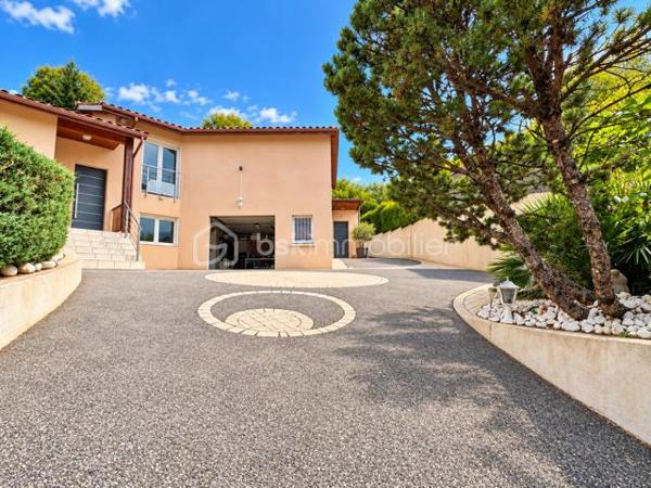 BSK Immobilier vous propose cette maison familiale située dans un environnement champêtre et particulièrement calme, offrant un cadre de vie paisible tout en restant à proximité des commodités.

D’une surface habitable de 132 m², elle est édifiée sur un terrain entièrement clos de 1 492 m², exposé plein sud et agrémenté d’une piscine de 7 × 4 mètres.

La maison s’organise sur plusieurs niveaux.

Dès l’entrée, vous découvrirez un placard à deux vantaux. L’espace de vie se compose d’un agréable séjour de 34,50 m² et d’une cuisine équipée de 10,50 m², installée en 2024. Celle-ci comprend un lave-vaisselle, une plaque de cuisson, une hotte, un four et un micro-ondes, avec un accès direct à la terrasse.

En demi-niveau, la partie nuit climatisée accueille trois chambres de 11,30 m², 11,30 m² et 13,40 m². Les trois chambres disposent d’un sol en parquet et de placards. L’une d’elles bénéficie également d’une porte-fenêtre donnant directement sur l’extérieur.

Ce niveau comprend également une salle de bains de 7,40 m² avec baignoire, double vasque, sèche-serviettes et dressing, une salle d’eau de 2,90 m² avec douche et vasque, ainsi qu’un WC suspendu indépendant de 1,30 m².

Au sous-sol, vous bénéficierez d’une quatrième chambre carrelée de 11,10 m², d’une buanderie de 8 m² et d’une salle d’eau de 2,30 m² comprenant une douche, une vasque et un WC. Un garage de 30 m² complète ce niveau.

La propriété dispose également d’une cave d’environ 30 m², dont le sol est en partie carrelé et en partie en terre battue, ainsi que d’un petit abri extérieur.

Côté équipements, la maison bénéficie de menuiseries en PVC double vitrage, de volets roulants sur l’ensemble des ouvertures et d’un chauffage électrique au sol. La production d’eau chaude est assurée par un ballon de 300 litres, remplacé en 2024. Un conduit de cheminée permet également d’envisager l’installation d’un poêle à bois ou d’un autre mode de chauffage complémentaire.

Le portail électrique, le digicode et le système d’alarme apportent confort et sécurité. Trois points d’eau extérieurs facilitent l’entretien du terrain.

La maison est raccordée au tout-à-l’égout et à la fibre optique.

Taxe foncière : 1 692 €.

Une maison spacieuse et fonctionnelle, idéale pour les personnes recherchant le calme, de beaux volumes et un agréable cadre de vie à la campagne, sans être isolées.
A visiter sans tarder !!!