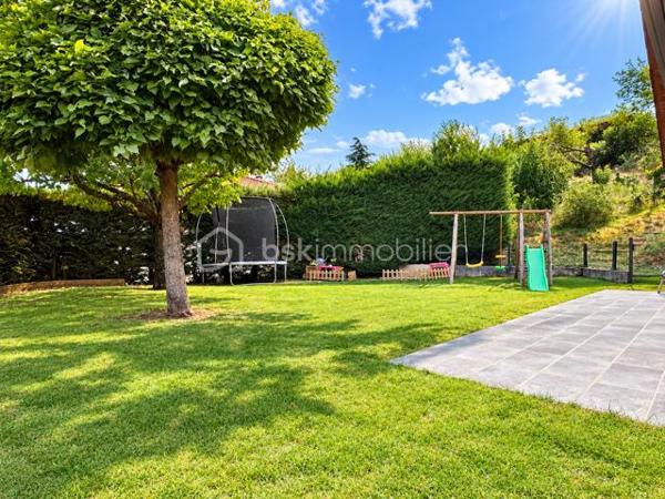BSK Immobilier vous propose cette maison familiale située dans un environnement champêtre et particulièrement calme, offrant un cadre de vie paisible tout en restant à proximité des commodités.

D’une surface habitable de 132 m², elle est édifiée sur un terrain entièrement clos de 1 492 m², exposé plein sud et agrémenté d’une piscine de 7 × 4 mètres.

La maison s’organise sur plusieurs niveaux.

Dès l’entrée, vous découvrirez un placard à deux vantaux. L’espace de vie se compose d’un agréable séjour de 34,50 m² et d’une cuisine équipée de 10,50 m², installée en 2024. Celle-ci comprend un lave-vaisselle, une plaque de cuisson, une hotte, un four et un micro-ondes, avec un accès direct à la terrasse.

En demi-niveau, la partie nuit climatisée accueille trois chambres de 11,30 m², 11,30 m² et 13,40 m². Les trois chambres disposent d’un sol en parquet et de placards. L’une d’elles bénéficie également d’une porte-fenêtre donnant directement sur l’extérieur.

Ce niveau comprend également une salle de bains de 7,40 m² avec baignoire, double vasque, sèche-serviettes et dressing, une salle d’eau de 2,90 m² avec douche et vasque, ainsi qu’un WC suspendu indépendant de 1,30 m².

Au sous-sol, vous bénéficierez d’une quatrième chambre carrelée de 11,10 m², d’une buanderie de 8 m² et d’une salle d’eau de 2,30 m² comprenant une douche, une vasque et un WC. Un garage de 30 m² complète ce niveau.

La propriété dispose également d’une cave d’environ 30 m², dont le sol est en partie carrelé et en partie en terre battue, ainsi que d’un petit abri extérieur.

Côté équipements, la maison bénéficie de menuiseries en PVC double vitrage, de volets roulants sur l’ensemble des ouvertures et d’un chauffage électrique au sol. La production d’eau chaude est assurée par un ballon de 300 litres, remplacé en 2024. Un conduit de cheminée permet également d’envisager l’installation d’un poêle à bois ou d’un autre mode de chauffage complémentaire.

Le portail électrique, le digicode et le système d’alarme apportent confort et sécurité. Trois points d’eau extérieurs facilitent l’entretien du terrain.

La maison est raccordée au tout-à-l’égout et à la fibre optique.

Taxe foncière : 1 692 €.

Une maison spacieuse et fonctionnelle, idéale pour les personnes recherchant le calme, de beaux volumes et un agréable cadre de vie à la campagne, sans être isolées.
A visiter sans tarder !!!