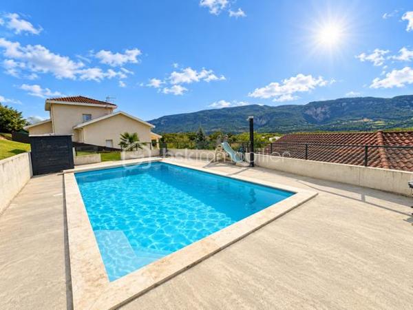 BSK Immobilier vous propose cette maison familiale située dans un environnement champêtre et particulièrement calme, offrant un cadre de vie paisible tout en restant à proximité des commodités.

D’une surface habitable de 132 m², elle est édifiée sur un terrain entièrement clos de 1 492 m², exposé plein sud et agrémenté d’une piscine de 7 × 4 mètres.

La maison s’organise sur plusieurs niveaux.

Dès l’entrée, vous découvrirez un placard à deux vantaux. L’espace de vie se compose d’un agréable séjour de 34,50 m² et d’une cuisine équipée de 10,50 m², installée en 2024. Celle-ci comprend un lave-vaisselle, une plaque de cuisson, une hotte, un four et un micro-ondes, avec un accès direct à la terrasse.

En demi-niveau, la partie nuit climatisée accueille trois chambres de 11,30 m², 11,30 m² et 13,40 m². Les trois chambres disposent d’un sol en parquet et de placards. L’une d’elles bénéficie également d’une porte-fenêtre donnant directement sur l’extérieur.

Ce niveau comprend également une salle de bains de 7,40 m² avec baignoire, double vasque, sèche-serviettes et dressing, une salle d’eau de 2,90 m² avec douche et vasque, ainsi qu’un WC suspendu indépendant de 1,30 m².

Au sous-sol, vous bénéficierez d’une quatrième chambre carrelée de 11,10 m², d’une buanderie de 8 m² et d’une salle d’eau de 2,30 m² comprenant une douche, une vasque et un WC. Un garage de 30 m² complète ce niveau.

La propriété dispose également d’une cave d’environ 30 m², dont le sol est en partie carrelé et en partie en terre battue, ainsi que d’un petit abri extérieur.

Côté équipements, la maison bénéficie de menuiseries en PVC double vitrage, de volets roulants sur l’ensemble des ouvertures et d’un chauffage électrique au sol. La production d’eau chaude est assurée par un ballon de 300 litres, remplacé en 2024. Un conduit de cheminée permet également d’envisager l’installation d’un poêle à bois ou d’un autre mode de chauffage complémentaire.

Le portail électrique, le digicode et le système d’alarme apportent confort et sécurité. Trois points d’eau extérieurs facilitent l’entretien du terrain.

La maison est raccordée au tout-à-l’égout et à la fibre optique.

Taxe foncière : 1 692 €.

Une maison spacieuse et fonctionnelle, idéale pour les personnes recherchant le calme, de beaux volumes et un agréable cadre de vie à la campagne, sans être isolées.
A visiter sans tarder !!!