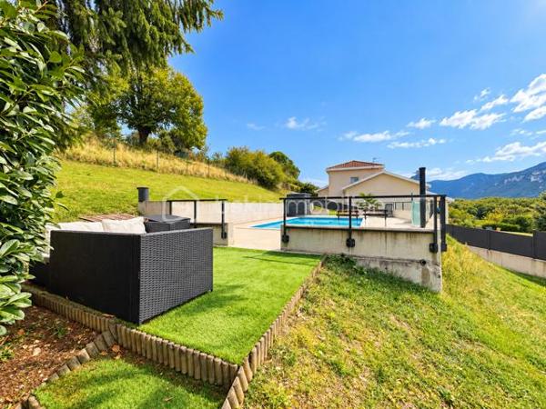 BSK Immobilier vous propose cette maison familiale située dans un environnement champêtre et particulièrement calme, offrant un cadre de vie paisible tout en restant à proximité des commodités.

D’une surface habitable de 132 m², elle est édifiée sur un terrain entièrement clos de 1 492 m², exposé plein sud et agrémenté d’une piscine de 7 × 4 mètres.

La maison s’organise sur plusieurs niveaux.

Dès l’entrée, vous découvrirez un placard à deux vantaux. L’espace de vie se compose d’un agréable séjour de 34,50 m² et d’une cuisine équipée de 10,50 m², installée en 2024. Celle-ci comprend un lave-vaisselle, une plaque de cuisson, une hotte, un four et un micro-ondes, avec un accès direct à la terrasse.

En demi-niveau, la partie nuit climatisée accueille trois chambres de 11,30 m², 11,30 m² et 13,40 m². Les trois chambres disposent d’un sol en parquet et de placards. L’une d’elles bénéficie également d’une porte-fenêtre donnant directement sur l’extérieur.

Ce niveau comprend également une salle de bains de 7,40 m² avec baignoire, double vasque, sèche-serviettes et dressing, une salle d’eau de 2,90 m² avec douche et vasque, ainsi qu’un WC suspendu indépendant de 1,30 m².

Au sous-sol, vous bénéficierez d’une quatrième chambre carrelée de 11,10 m², d’une buanderie de 8 m² et d’une salle d’eau de 2,30 m² comprenant une douche, une vasque et un WC. Un garage de 30 m² complète ce niveau.

La propriété dispose également d’une cave d’environ 30 m², dont le sol est en partie carrelé et en partie en terre battue, ainsi que d’un petit abri extérieur.

Côté équipements, la maison bénéficie de menuiseries en PVC double vitrage, de volets roulants sur l’ensemble des ouvertures et d’un chauffage électrique au sol. La production d’eau chaude est assurée par un ballon de 300 litres, remplacé en 2024. Un conduit de cheminée permet également d’envisager l’installation d’un poêle à bois ou d’un autre mode de chauffage complémentaire.

Le portail électrique, le digicode et le système d’alarme apportent confort et sécurité. Trois points d’eau extérieurs facilitent l’entretien du terrain.

La maison est raccordée au tout-à-l’égout et à la fibre optique.

Taxe foncière : 1 692 €.

Une maison spacieuse et fonctionnelle, idéale pour les personnes recherchant le calme, de beaux volumes et un agréable cadre de vie à la campagne, sans être isolées.
A visiter sans tarder !!!