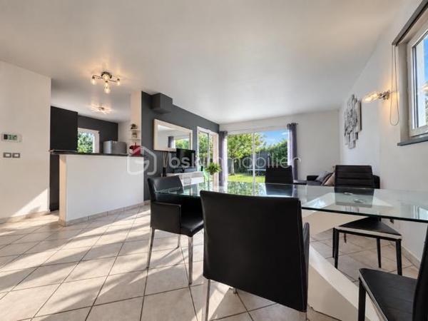 BSK Immobilier vous propose cette maison familiale située dans un environnement champêtre et particulièrement calme, offrant un cadre de vie paisible tout en restant à proximité des commodités.

D’une surface habitable de 132 m², elle est édifiée sur un terrain entièrement clos de 1 492 m², exposé plein sud et agrémenté d’une piscine de 7 × 4 mètres.

La maison s’organise sur plusieurs niveaux.

Dès l’entrée, vous découvrirez un placard à deux vantaux. L’espace de vie se compose d’un agréable séjour de 34,50 m² et d’une cuisine équipée de 10,50 m², installée en 2024. Celle-ci comprend un lave-vaisselle, une plaque de cuisson, une hotte, un four et un micro-ondes, avec un accès direct à la terrasse.

En demi-niveau, la partie nuit climatisée accueille trois chambres de 11,30 m², 11,30 m² et 13,40 m². Les trois chambres disposent d’un sol en parquet et de placards. L’une d’elles bénéficie également d’une porte-fenêtre donnant directement sur l’extérieur.

Ce niveau comprend également une salle de bains de 7,40 m² avec baignoire, double vasque, sèche-serviettes et dressing, une salle d’eau de 2,90 m² avec douche et vasque, ainsi qu’un WC suspendu indépendant de 1,30 m².

Au sous-sol, vous bénéficierez d’une quatrième chambre carrelée de 11,10 m², d’une buanderie de 8 m² et d’une salle d’eau de 2,30 m² comprenant une douche, une vasque et un WC. Un garage de 30 m² complète ce niveau.

La propriété dispose également d’une cave d’environ 30 m², dont le sol est en partie carrelé et en partie en terre battue, ainsi que d’un petit abri extérieur.

Côté équipements, la maison bénéficie de menuiseries en PVC double vitrage, de volets roulants sur l’ensemble des ouvertures et d’un chauffage électrique au sol. La production d’eau chaude est assurée par un ballon de 300 litres, remplacé en 2024. Un conduit de cheminée permet également d’envisager l’installation d’un poêle à bois ou d’un autre mode de chauffage complémentaire.

Le portail électrique, le digicode et le système d’alarme apportent confort et sécurité. Trois points d’eau extérieurs facilitent l’entretien du terrain.

La maison est raccordée au tout-à-l’égout et à la fibre optique.

Taxe foncière : 1 692 €.

Une maison spacieuse et fonctionnelle, idéale pour les personnes recherchant le calme, de beaux volumes et un agréable cadre de vie à la campagne, sans être isolées.
A visiter sans tarder !!!