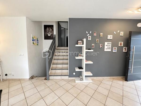 BSK Immobilier vous propose cette maison familiale située dans un environnement champêtre et particulièrement calme, offrant un cadre de vie paisible tout en restant à proximité des commodités.

D’une surface habitable de 132 m², elle est édifiée sur un terrain entièrement clos de 1 492 m², exposé plein sud et agrémenté d’une piscine de 7 × 4 mètres.

La maison s’organise sur plusieurs niveaux.

Dès l’entrée, vous découvrirez un placard à deux vantaux. L’espace de vie se compose d’un agréable séjour de 34,50 m² et d’une cuisine équipée de 10,50 m², installée en 2024. Celle-ci comprend un lave-vaisselle, une plaque de cuisson, une hotte, un four et un micro-ondes, avec un accès direct à la terrasse.

En demi-niveau, la partie nuit climatisée accueille trois chambres de 11,30 m², 11,30 m² et 13,40 m². Les trois chambres disposent d’un sol en parquet et de placards. L’une d’elles bénéficie également d’une porte-fenêtre donnant directement sur l’extérieur.

Ce niveau comprend également une salle de bains de 7,40 m² avec baignoire, double vasque, sèche-serviettes et dressing, une salle d’eau de 2,90 m² avec douche et vasque, ainsi qu’un WC suspendu indépendant de 1,30 m².

Au sous-sol, vous bénéficierez d’une quatrième chambre carrelée de 11,10 m², d’une buanderie de 8 m² et d’une salle d’eau de 2,30 m² comprenant une douche, une vasque et un WC. Un garage de 30 m² complète ce niveau.

La propriété dispose également d’une cave d’environ 30 m², dont le sol est en partie carrelé et en partie en terre battue, ainsi que d’un petit abri extérieur.

Côté équipements, la maison bénéficie de menuiseries en PVC double vitrage, de volets roulants sur l’ensemble des ouvertures et d’un chauffage électrique au sol. La production d’eau chaude est assurée par un ballon de 300 litres, remplacé en 2024. Un conduit de cheminée permet également d’envisager l’installation d’un poêle à bois ou d’un autre mode de chauffage complémentaire.

Le portail électrique, le digicode et le système d’alarme apportent confort et sécurité. Trois points d’eau extérieurs facilitent l’entretien du terrain.

La maison est raccordée au tout-à-l’égout et à la fibre optique.

Taxe foncière : 1 692 €.

Une maison spacieuse et fonctionnelle, idéale pour les personnes recherchant le calme, de beaux volumes et un agréable cadre de vie à la campagne, sans être isolées.
A visiter sans tarder !!!
