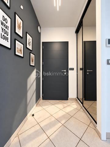 BSK Immobilier vous propose cette maison familiale située dans un environnement champêtre et particulièrement calme, offrant un cadre de vie paisible tout en restant à proximité des commodités.

D’une surface habitable de 132 m², elle est édifiée sur un terrain entièrement clos de 1 492 m², exposé plein sud et agrémenté d’une piscine de 7 × 4 mètres.

La maison s’organise sur plusieurs niveaux.

Dès l’entrée, vous découvrirez un placard à deux vantaux. L’espace de vie se compose d’un agréable séjour de 34,50 m² et d’une cuisine équipée de 10,50 m², installée en 2024. Celle-ci comprend un lave-vaisselle, une plaque de cuisson, une hotte, un four et un micro-ondes, avec un accès direct à la terrasse.

En demi-niveau, la partie nuit climatisée accueille trois chambres de 11,30 m², 11,30 m² et 13,40 m². Les trois chambres disposent d’un sol en parquet et de placards. L’une d’elles bénéficie également d’une porte-fenêtre donnant directement sur l’extérieur.

Ce niveau comprend également une salle de bains de 7,40 m² avec baignoire, double vasque, sèche-serviettes et dressing, une salle d’eau de 2,90 m² avec douche et vasque, ainsi qu’un WC suspendu indépendant de 1,30 m².

Au sous-sol, vous bénéficierez d’une quatrième chambre carrelée de 11,10 m², d’une buanderie de 8 m² et d’une salle d’eau de 2,30 m² comprenant une douche, une vasque et un WC. Un garage de 30 m² complète ce niveau.

La propriété dispose également d’une cave d’environ 30 m², dont le sol est en partie carrelé et en partie en terre battue, ainsi que d’un petit abri extérieur.

Côté équipements, la maison bénéficie de menuiseries en PVC double vitrage, de volets roulants sur l’ensemble des ouvertures et d’un chauffage électrique au sol. La production d’eau chaude est assurée par un ballon de 300 litres, remplacé en 2024. Un conduit de cheminée permet également d’envisager l’installation d’un poêle à bois ou d’un autre mode de chauffage complémentaire.

Le portail électrique, le digicode et le système d’alarme apportent confort et sécurité. Trois points d’eau extérieurs facilitent l’entretien du terrain.

La maison est raccordée au tout-à-l’égout et à la fibre optique.

Taxe foncière : 1 692 €.

Une maison spacieuse et fonctionnelle, idéale pour les personnes recherchant le calme, de beaux volumes et un agréable cadre de vie à la campagne, sans être isolées.
A visiter sans tarder !!!